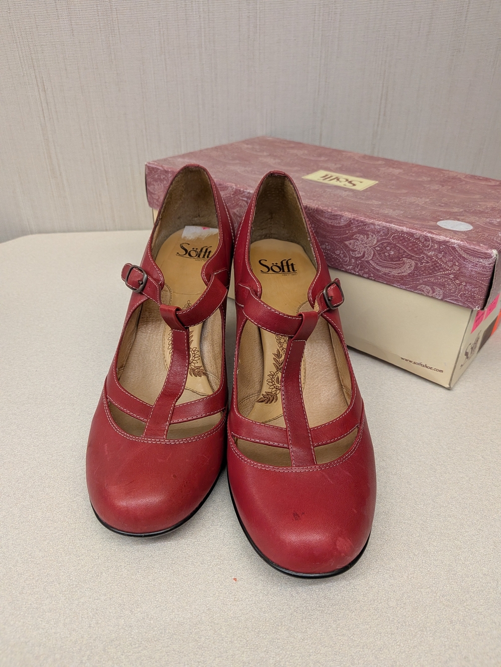 Sofft Women's Red T-Strap Leather Pumps. Size 11
